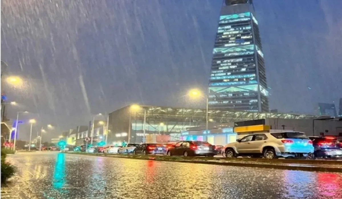 الأرصاد تتوقع استمرار الأمطار على الرياض ويليها كتلة هوائية